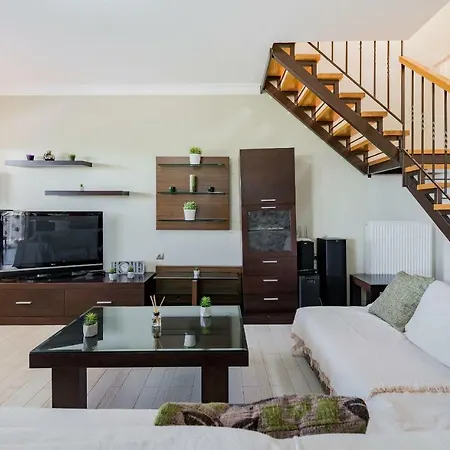 V And H House - Cozy & Ideal For Families, By Zantewize