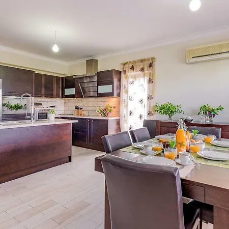 V And H House - Cozy & Ideal For Families, By Zantewize Nyaraló *
