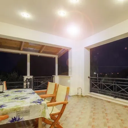 V And H House - Cozy & Ideal For Families, By Zantewize Casa de Férias