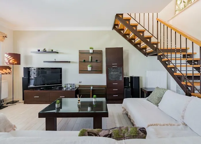 V And H House - Cozy & Ideal For Families, By Zantewize